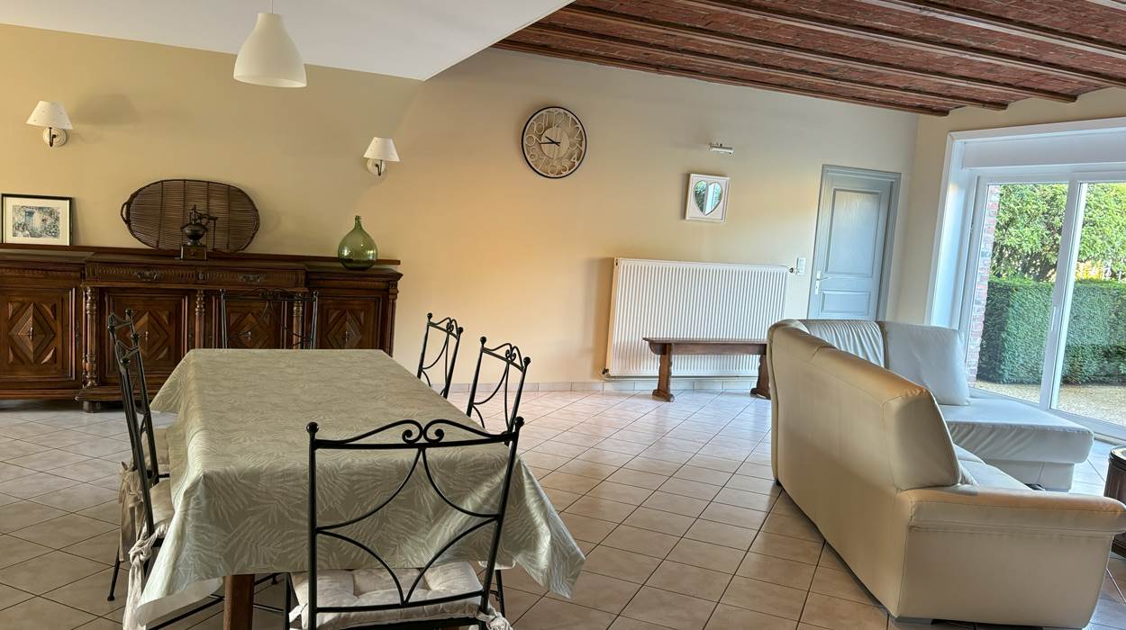 la salle à manger et le coin salon