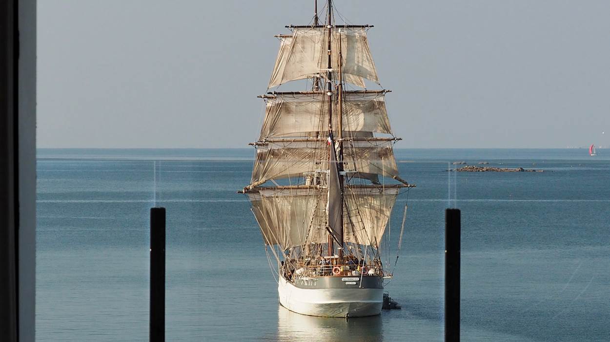 LE FRANÇAIS TOUTES VOILES DEVANT VOTRE SALON