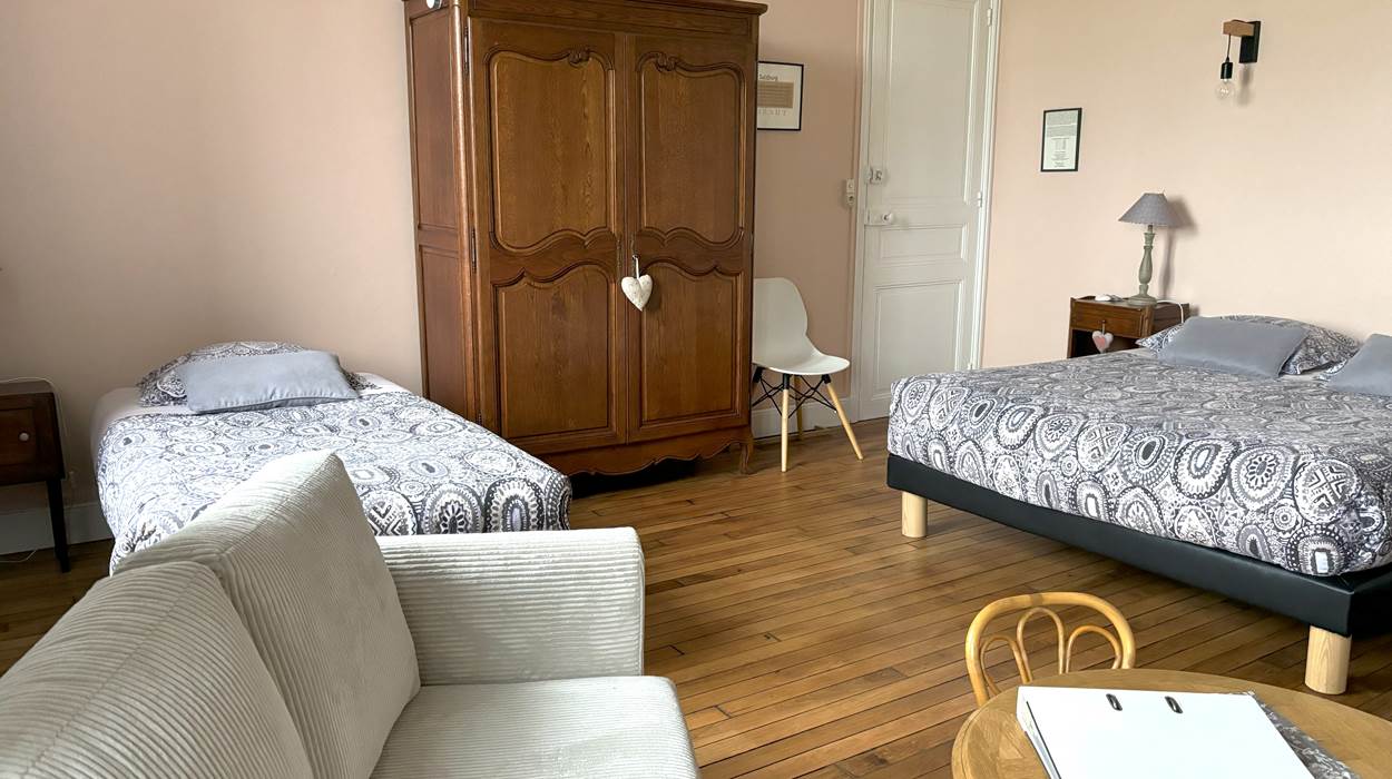 1 lit double et 1 lit simple dans la grande chambre