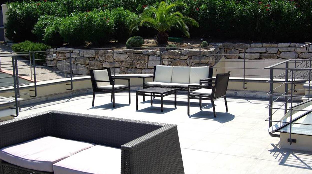 Terrasse avec mobilier lounge vue colline (2)