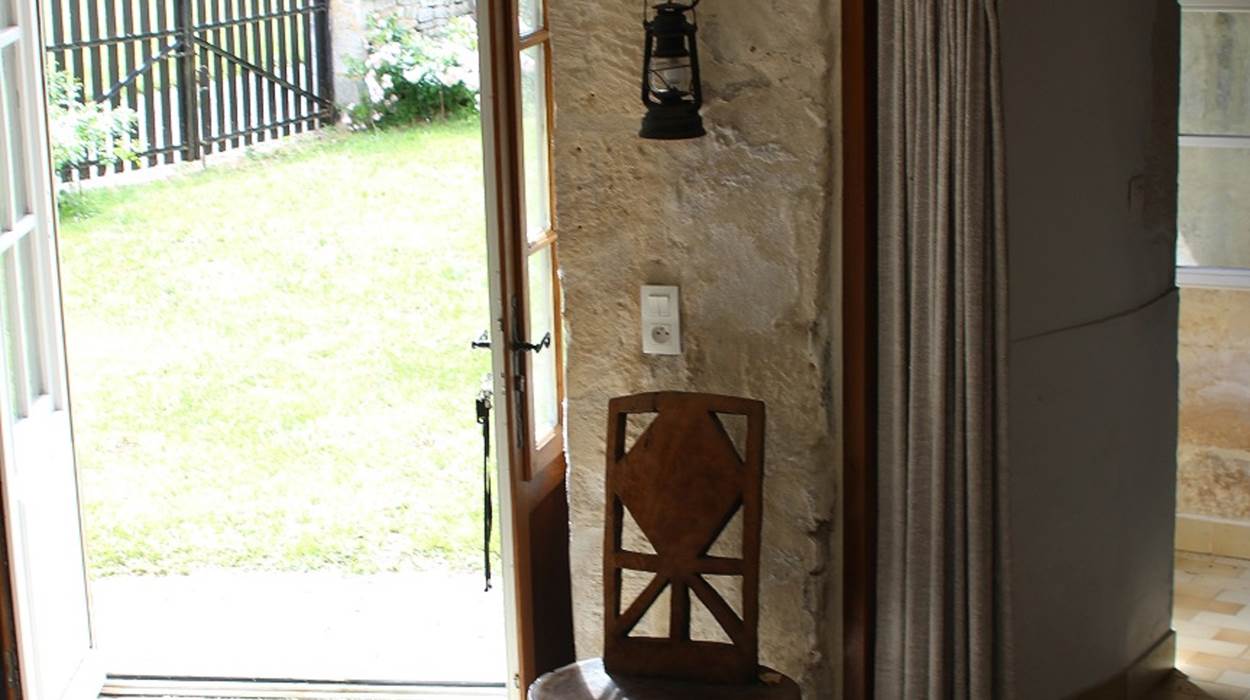 Dans la tour : le séjour, coin repas et vue vers le jardin du logis