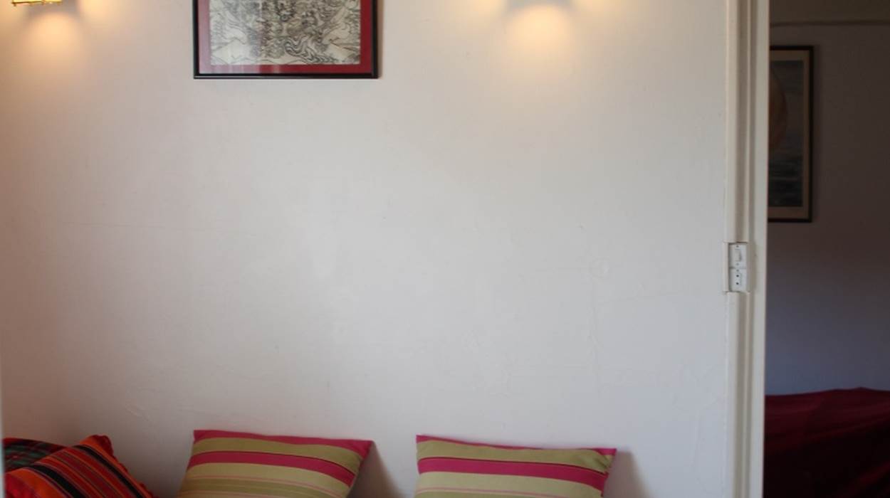 Au rez-de-chaussée : Vue sur chambre n° 1 à un lit et entrée de la suivante