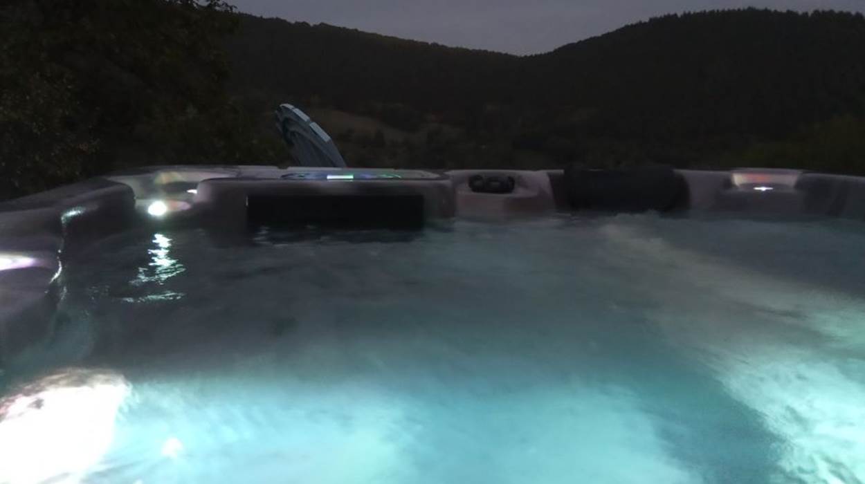 Le Spa - Jacuzzi en soirée  - La Villa des Raspes