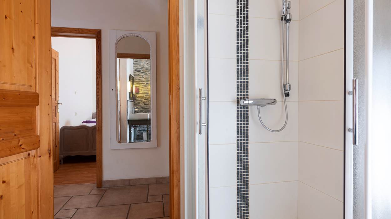 Salle d'eau chambre aux lits jumeaux