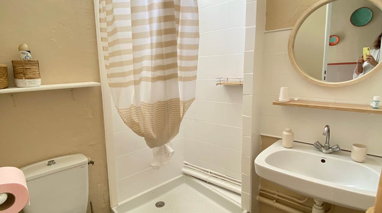 Salle de bain chambre 115