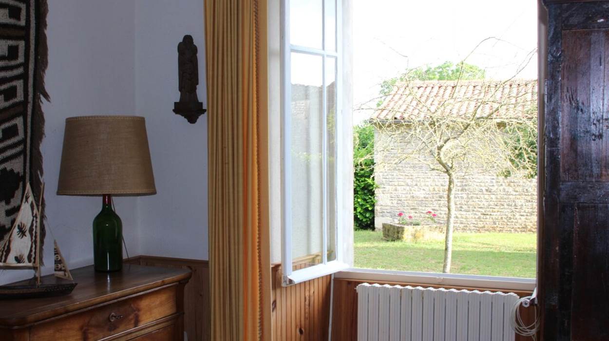 Chambre à lit double, vue sur le jardin privatif