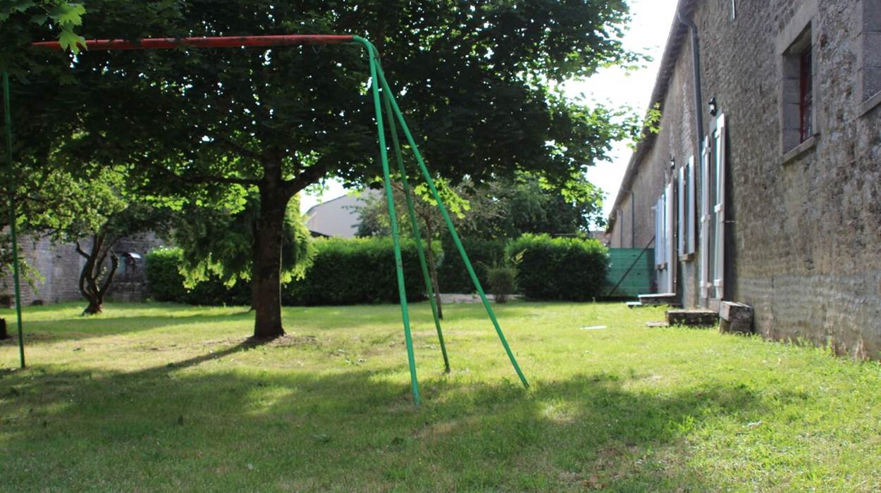 Dans le jardin privatif, portique d'agrès