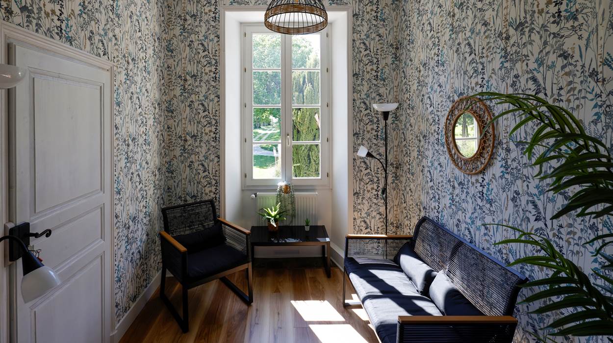 Le salon privé de la suite Ingrid, un cocon élégant ouvert sur le parc.