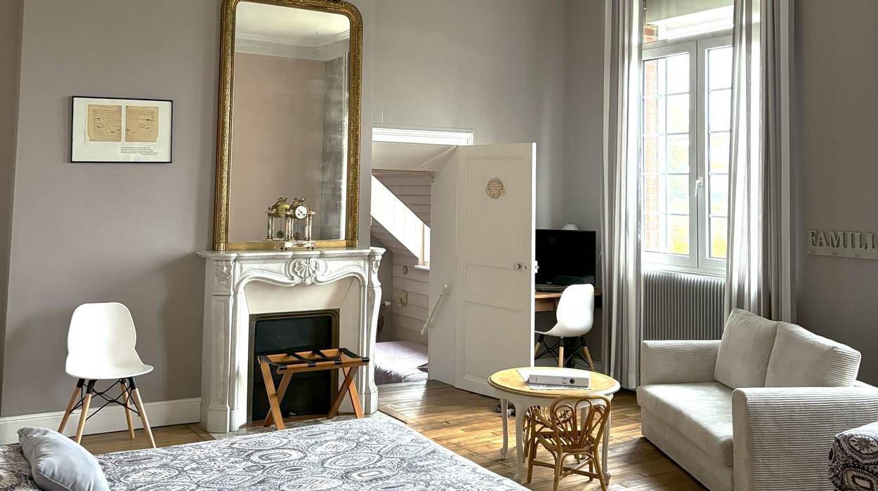 les beaux volumes pour cette chambre de 48 m2