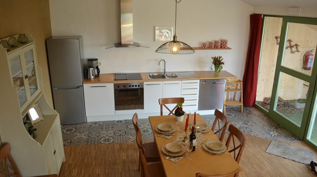 GITE de 2 à 5 personnes cuisine, salleà manger et salon avec vue panoramique