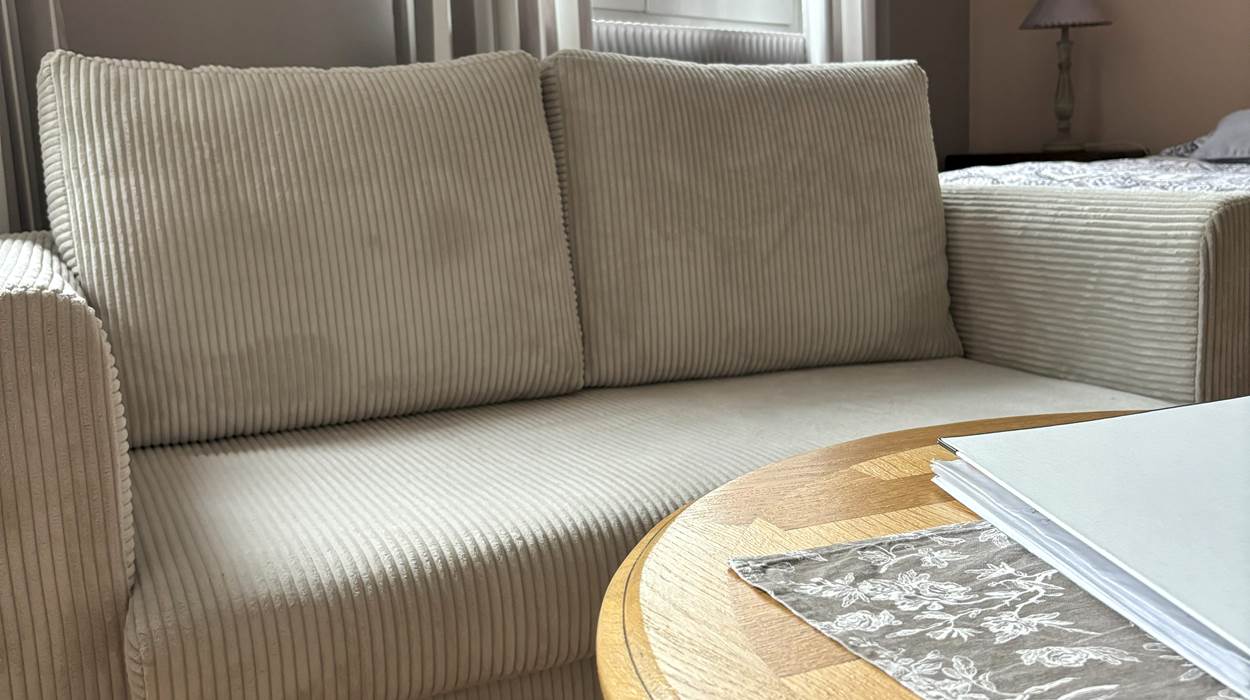 coin détente avec un bon livre et un petit thé que vous trouverez sur le plateau de courtoisie