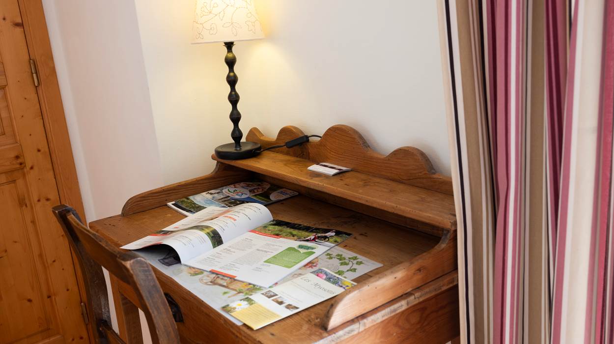 Coin bureau de la Chambre Familiale du Gîte Myosotis Indigo