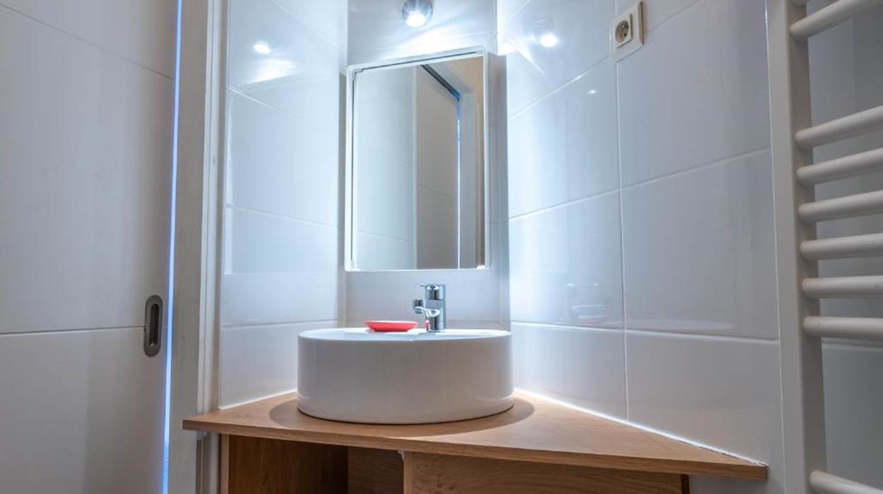 salle-de-bains-douche-seche-cheveux-lourdes.jpg