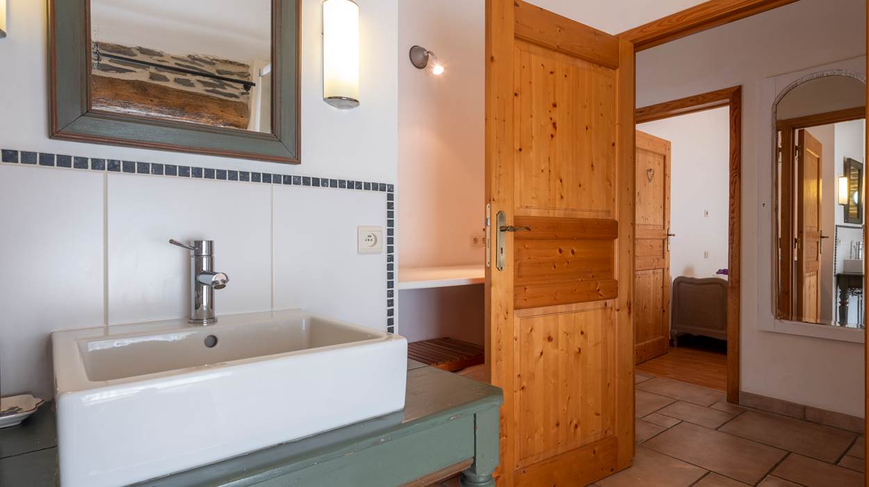 Salle d'eau chambre aux lits jumeaux