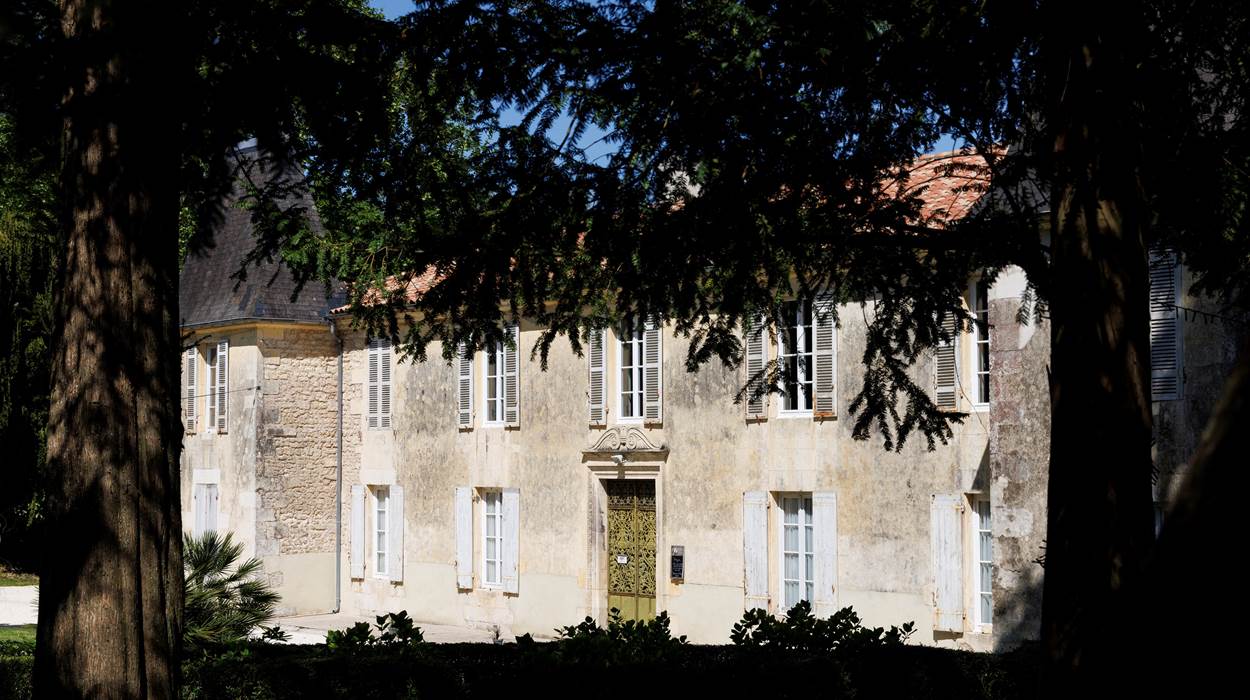 Entre ombre et lumière, le château dévoile sa douceur romantique.