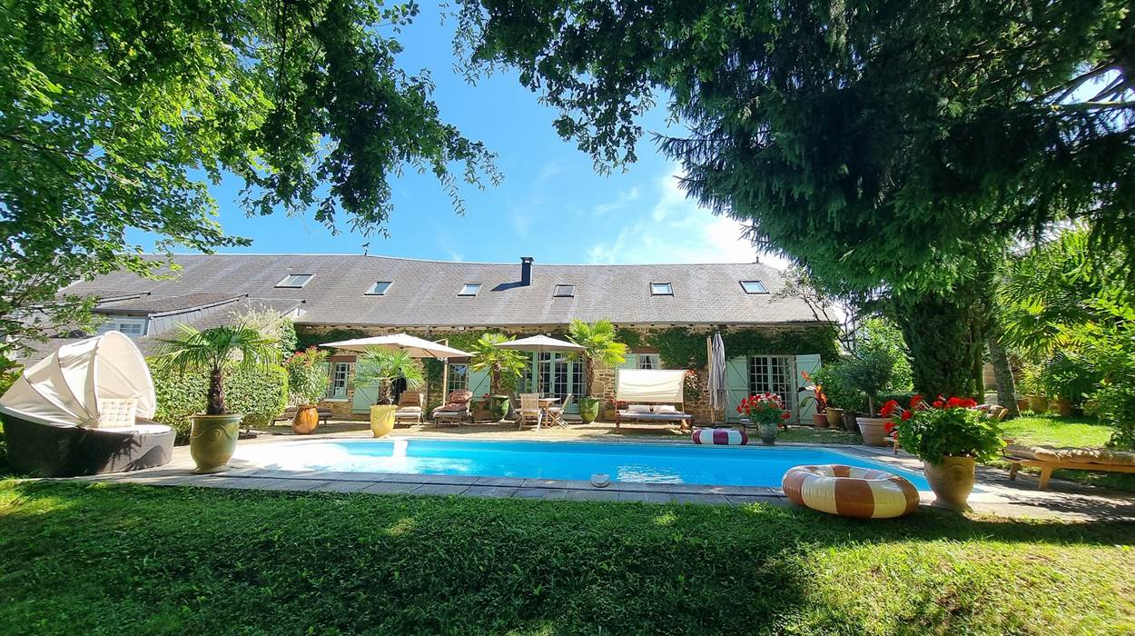 La Longère au bord de la piscine