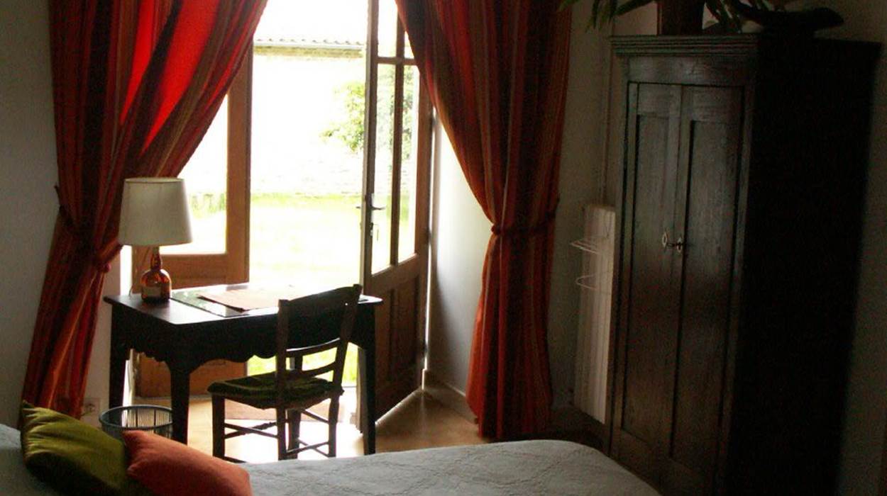 Chambre à 2 lits au rez-de-chaussée, vue vers le jardin privatif