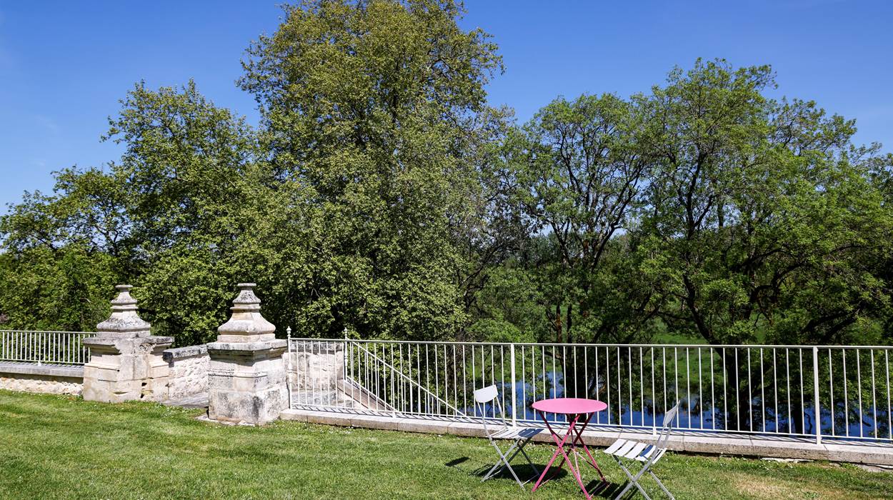 Face à la Seugne, le parc offre un décor féérique.
