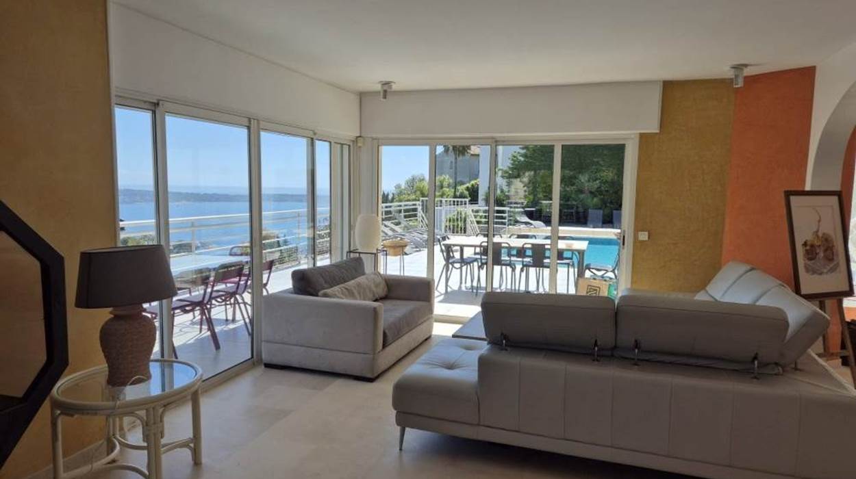 Salon avec baie vitrée vue mer
