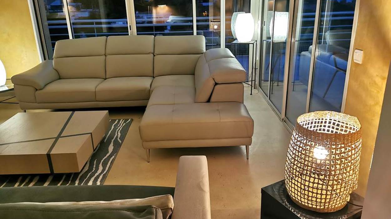 Salon ouvert sur mer à Cannes au crépuscule