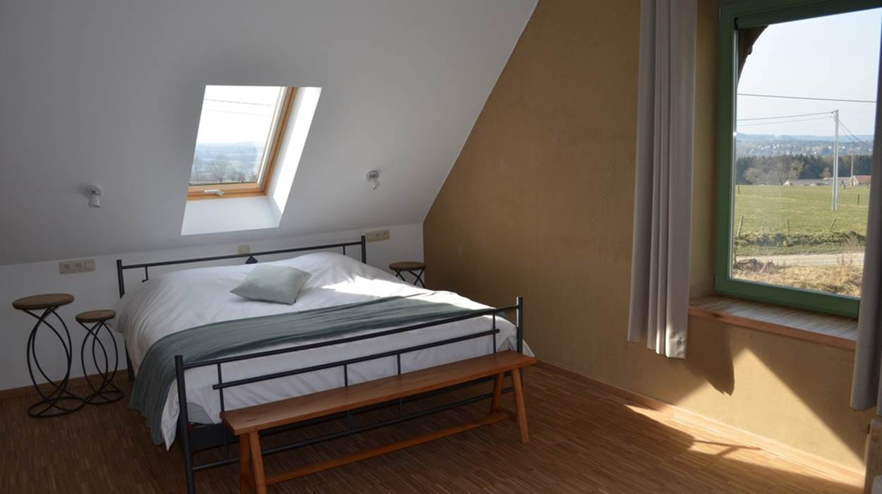 Gîte 2 à 5 personnes suite au premier étage avec large vue champêtre