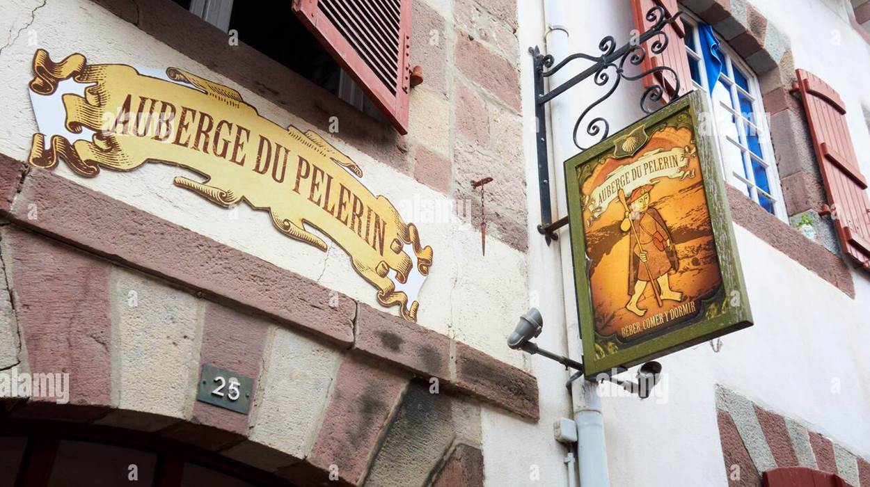 panneau-de-l-auberge-de-pelerins-saint-jean-pied-de-port-pays-basque-france-2cepryd