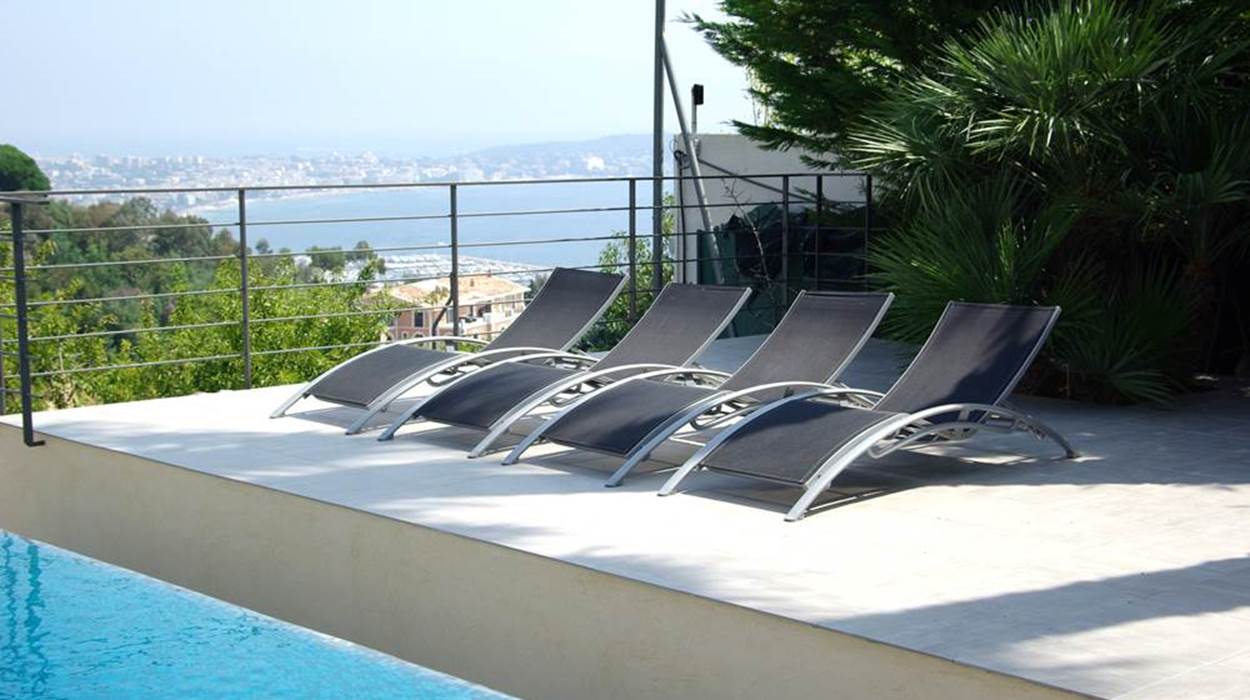 Terrasses périphériques avec transats autour piscine