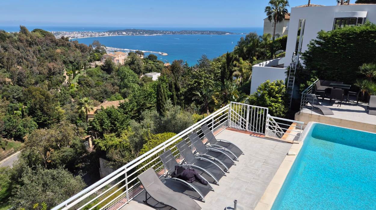 Espace détente piscine à Cannes