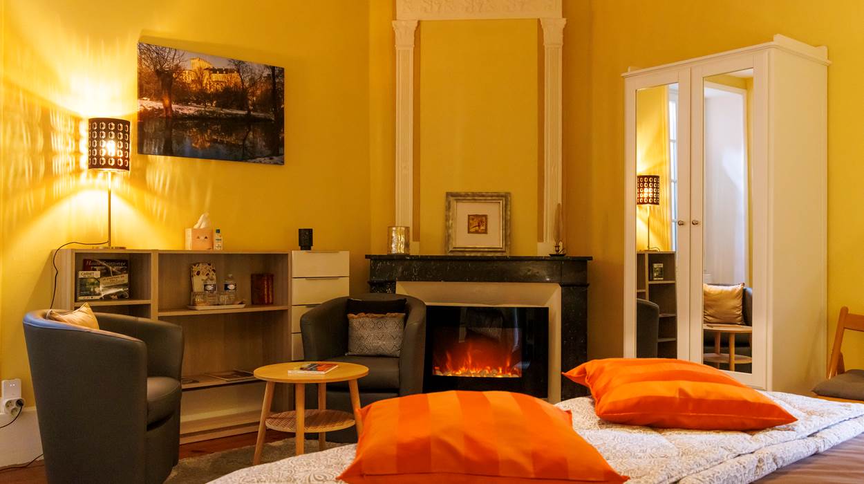 La chambre Ocre enveloppe les invités dans une douce chaleur.