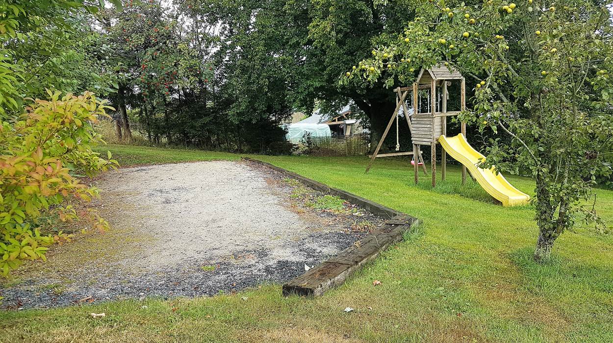 Terrain de pétanque et aire de jeux aux Myosotis