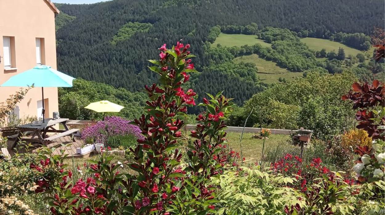 Vue panoramique de La Villa Des Raspes au Printemps
