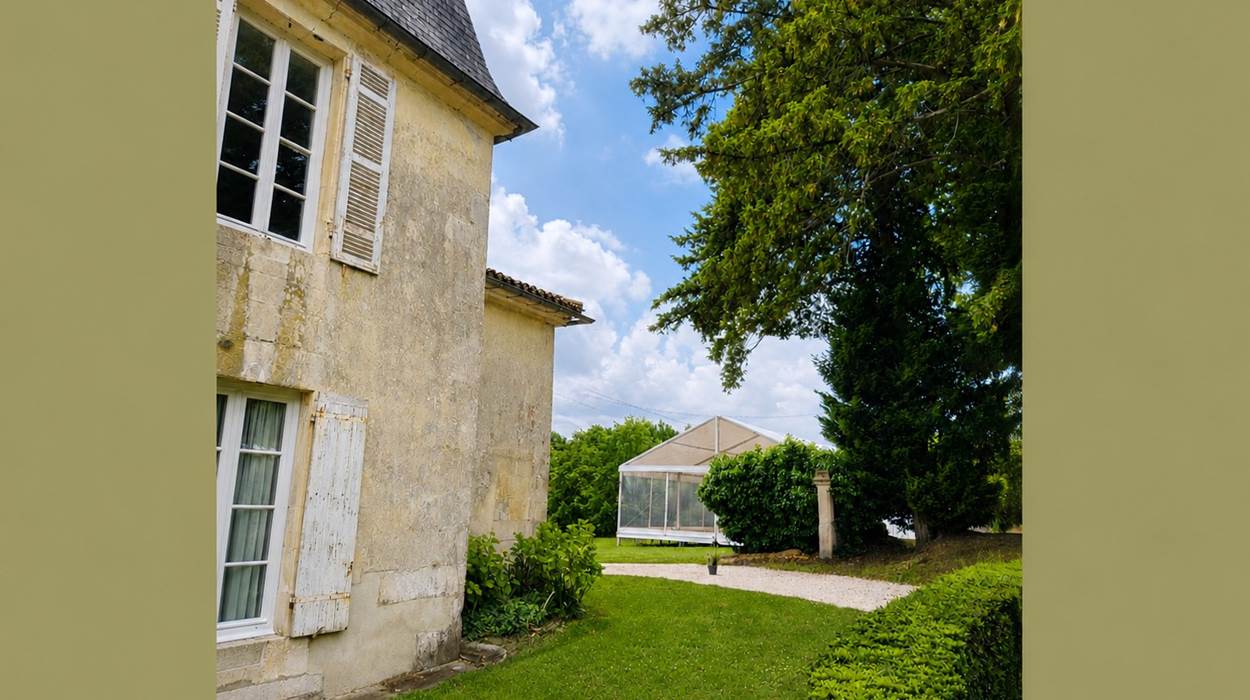 Le Château de Seugnac et sa grande tente ouverte sur la vallée
