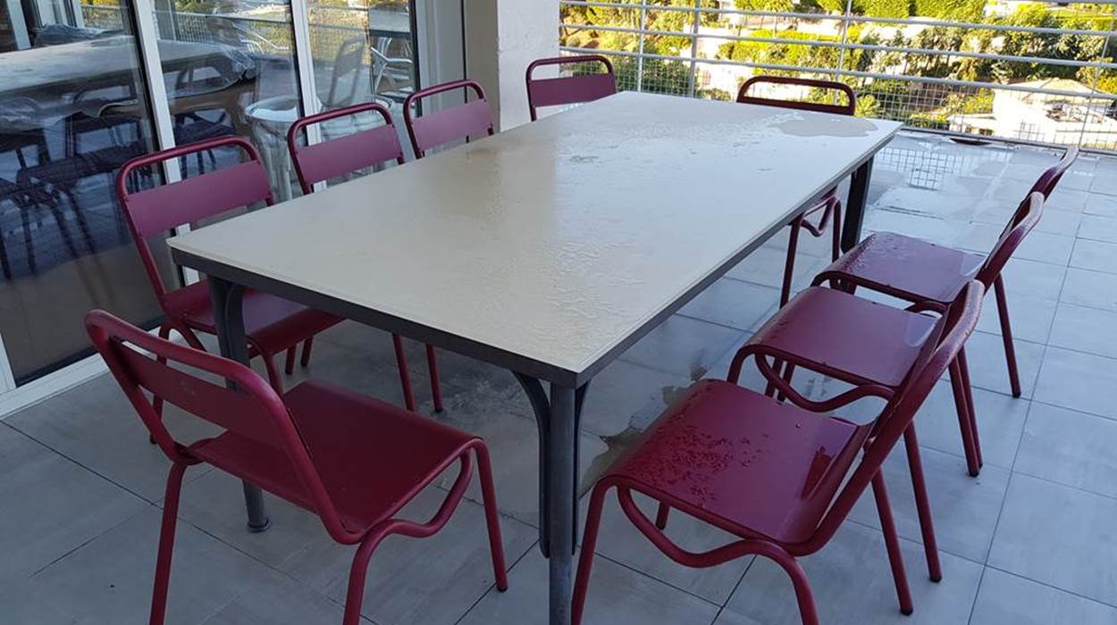 Table à manger sur terrasse proche piscine villa Super Cannes