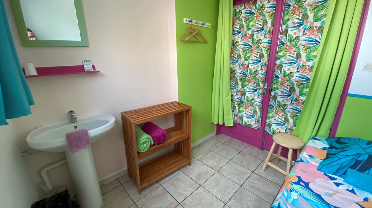 1 lit, 1 lavabo, la climatisation
