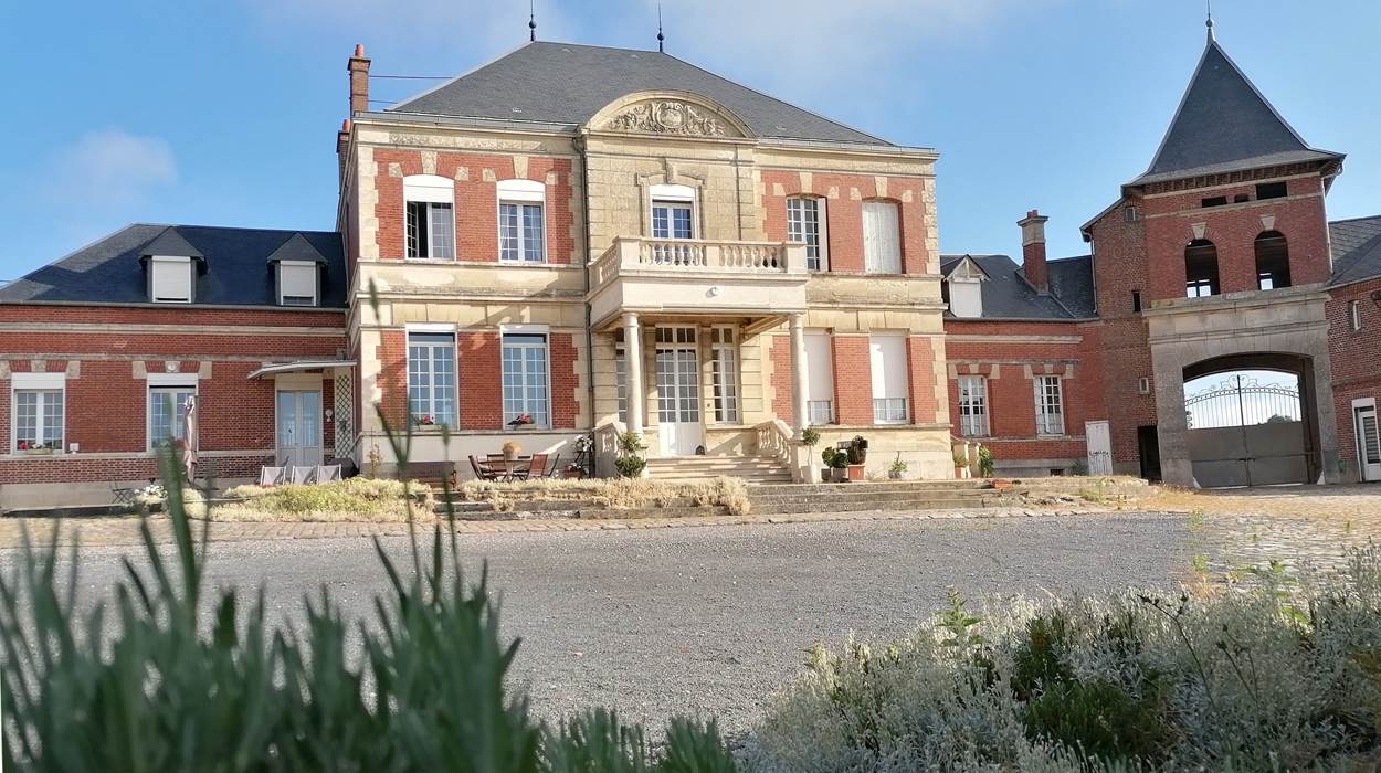 Située entre Cambrai Saint-Quentin et Péronne, proche de l'A26, la ferme de Bonavis est une escale idéale