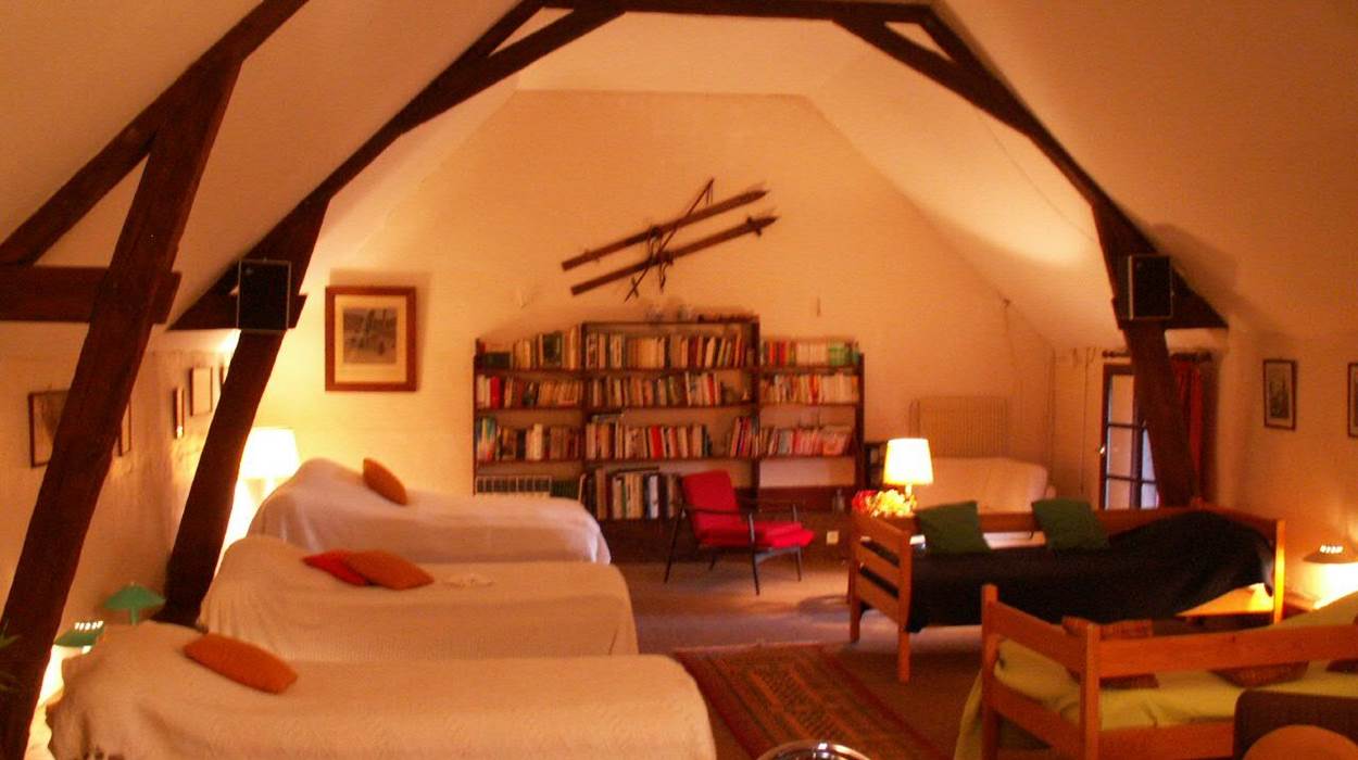 A l'étage, dortoir 5 lits, coin lecture et jeux, depuis l'entrée