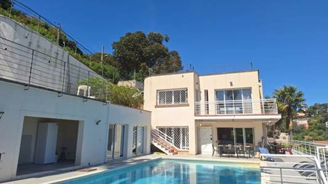 vue facade et piscine
