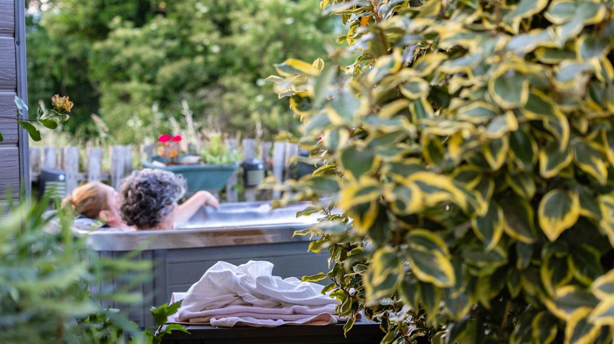 Jacuzzi extérieur privatif à la chambre cocon Orzals et Spa
