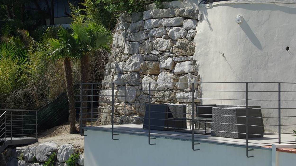 Pool house avec mobilier confortable pour détente