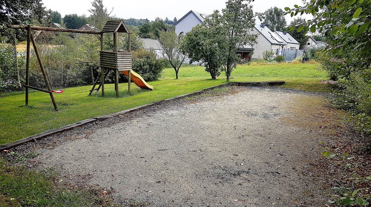Terrain de pétanque et aire de jeux