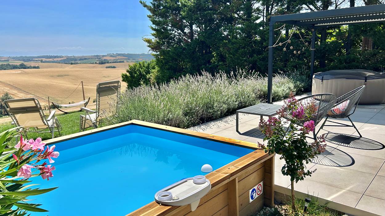 Piscine et jacuzzi sur la terrasse