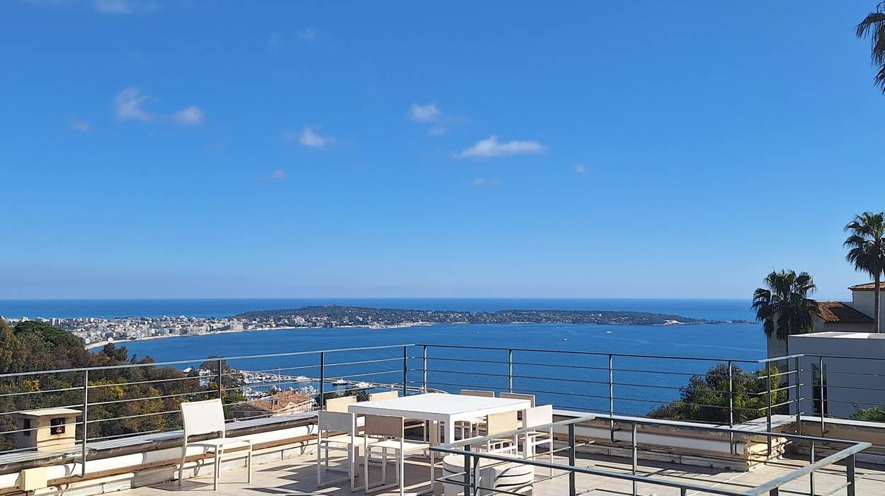 Terrasse panoramique lumineux vue mer villa