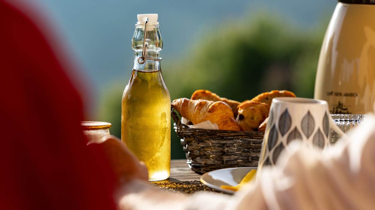 Petit déjeuner privatif en terrasse ou en chambre - La villa des Raspes