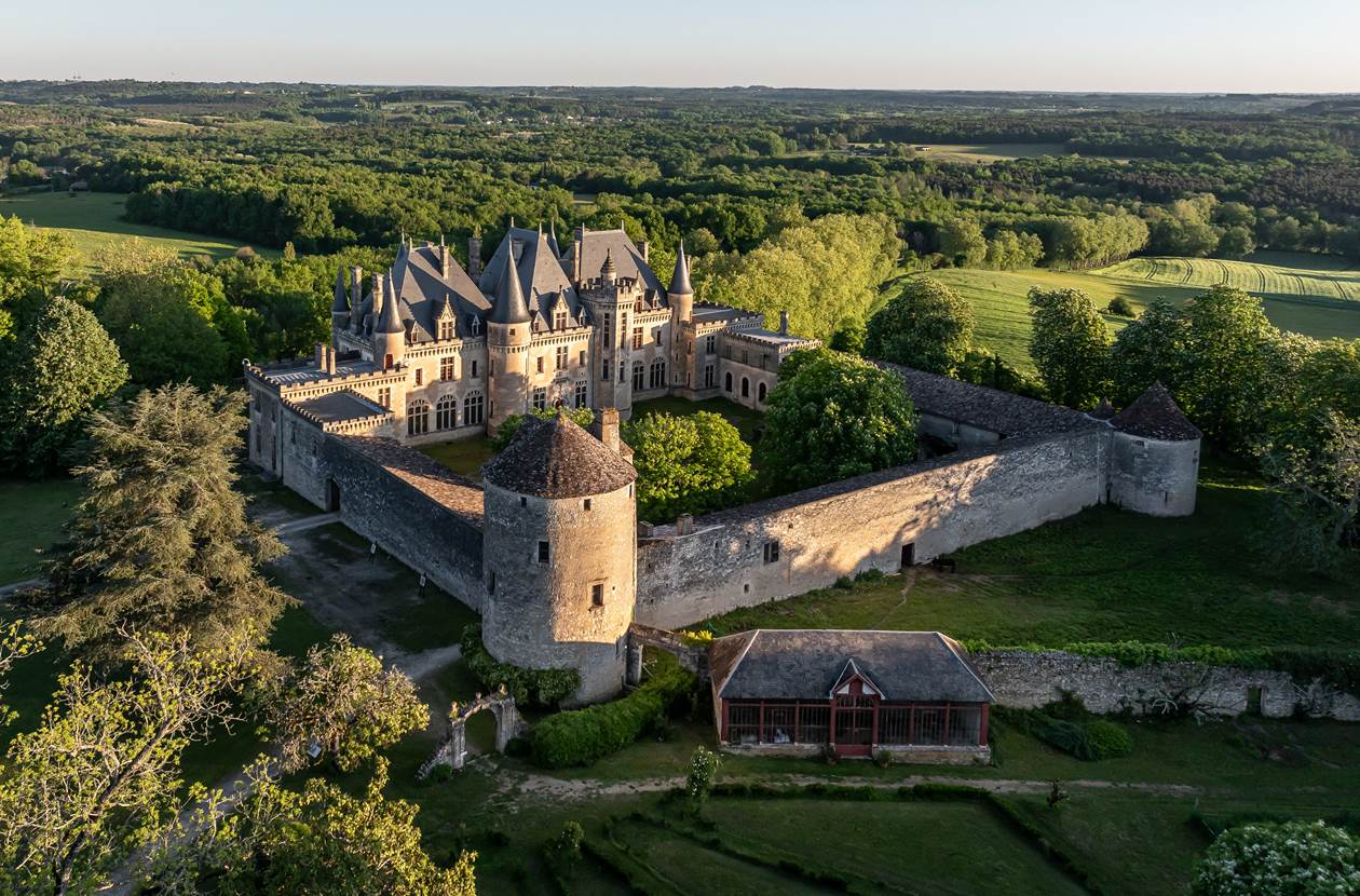 DJI_20250430073506_0076_D_MAVIC3PRO- Cha^teau Michel de MontaigneDe´clic&De´colle