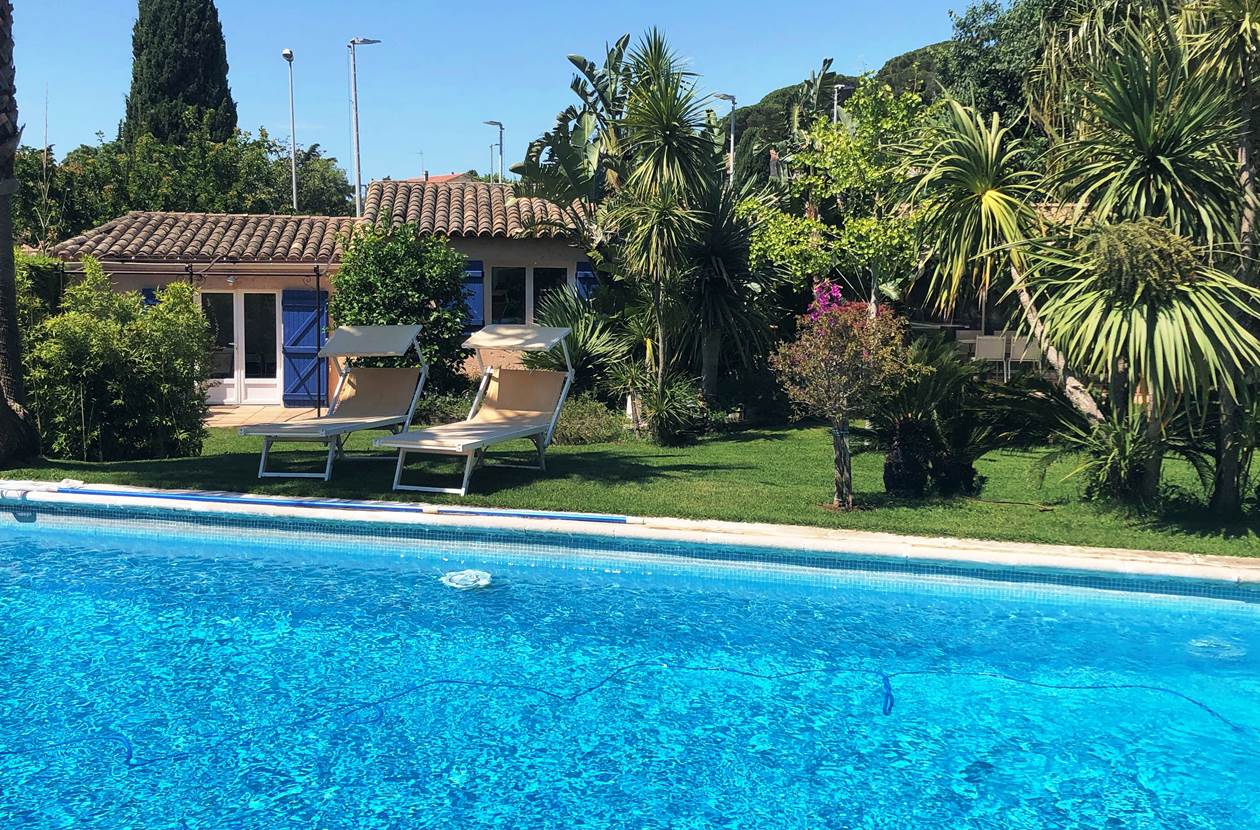 coin piscine maison bleue