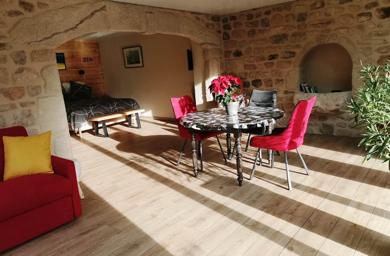 La chambre, le canapé et le coin repas
