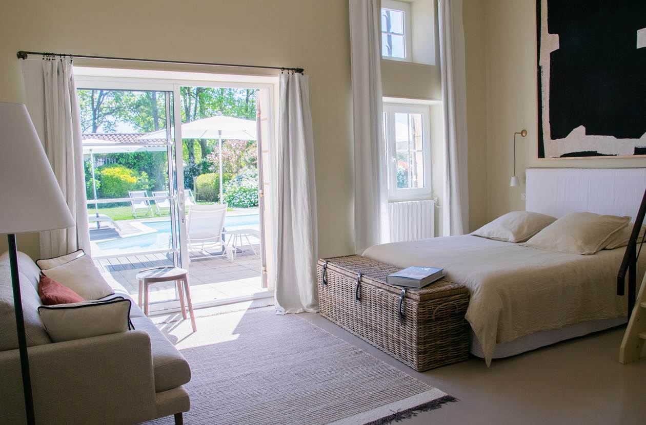 accés direct à la terrasse et à la piscine