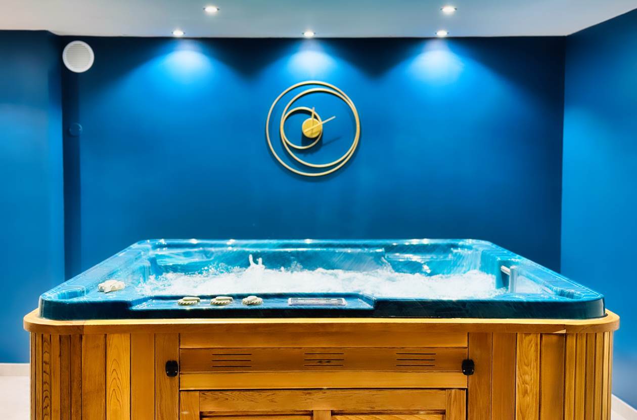 Jacuzzi en bois dans l’espace spa privatif Le Magnolia