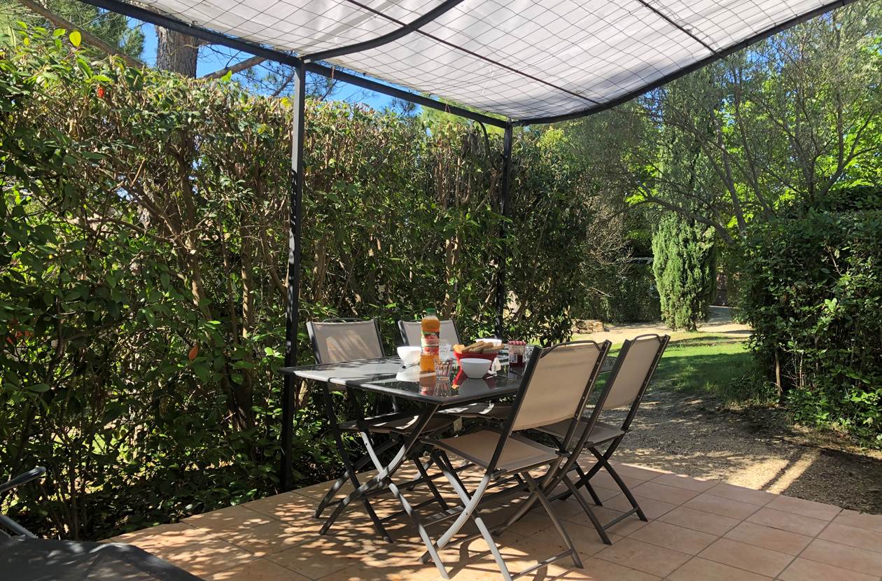 Les Mazets du Rouret - 2 Terrasse Pin Parasol