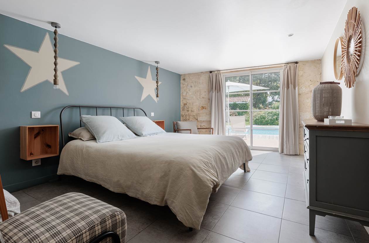 chambre spacieuse et lumineuse décorée avec soin